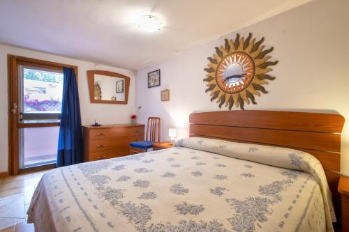 萨萨里Casetta Brandinu的卧室配有一张床,墙上设有镜子