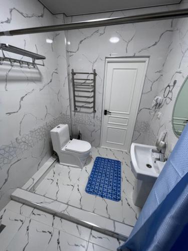 撒马尔罕Diplomat Premium Hotel的一间带卫生间和水槽的浴室