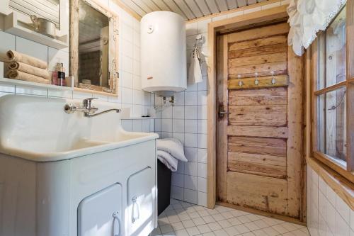Nurme farm的一间带水槽和木门的浴室