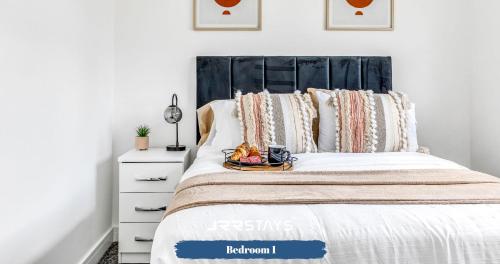 WoodsideDudley - Stylish 3 Bedroom Sleeps 6 Wi-Fi - JRR Stays的一间卧室配有一张带黑色床头板的床