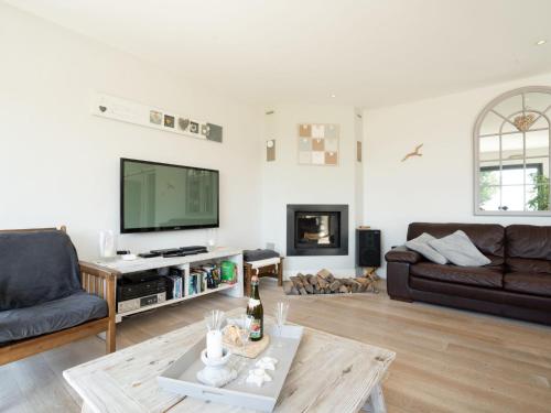 PlouarzelHoliday Home Hidel - TRP101 by Interhome的带沙发和电视的客厅