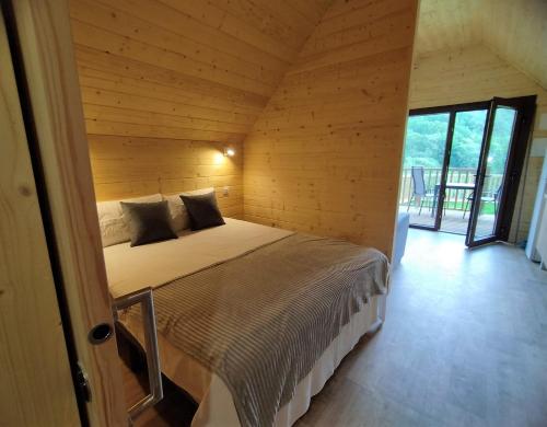 潘蒂科萨Panticosa Lodge的小木屋内一间卧室,配有一张床