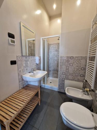 蒙扎奥斯特罗科斯塔阿尔塔酒店的浴室配有盥洗盆、卫生间和浴缸。