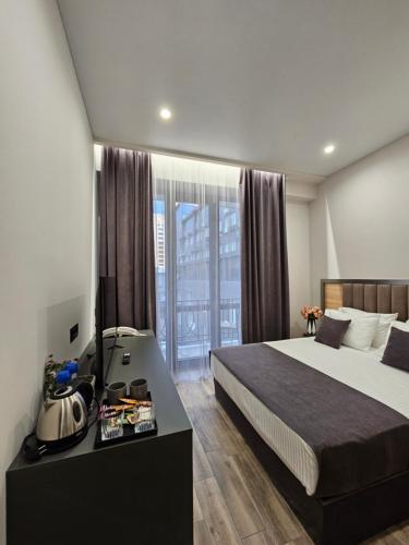 埃里温Orion ApartHotel的酒店客房设有一张床和一张书桌,