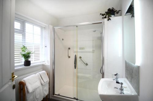伍德斯托克Yew Tree House的带淋浴和盥洗盆的浴室