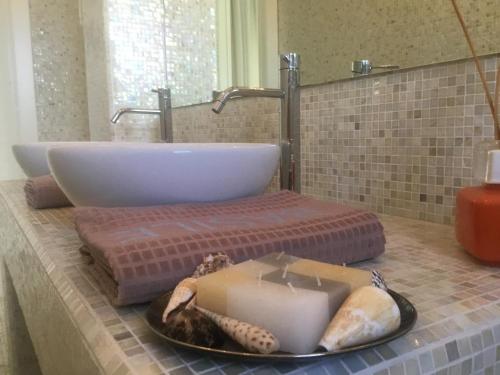 米萨诺阿德里亚蒂科Suite Luxury Seaview的浴室设有水槽和台面上的蜡烛