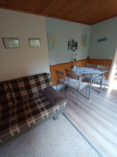 滨湖克拉科Uns lütt Hus的客厅配有沙发和桌子