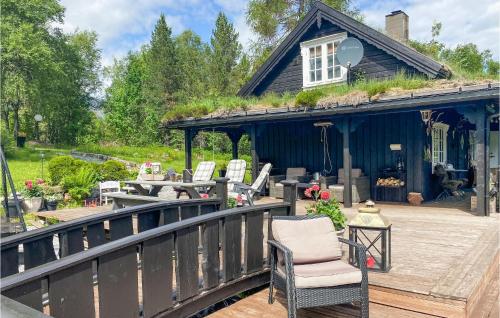 莫尔德Stunning Home In Molde With Kitchen的房屋内设有带椅子的甲板