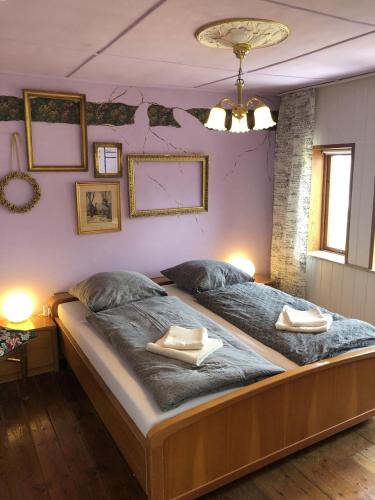 森讷堡Retro-Sonnenbring B&B的卧室内的一张大床,配有2条毛巾