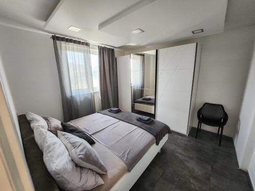 科佩尔Villa Capris apartments的一间卧室配有一张大床和镜子