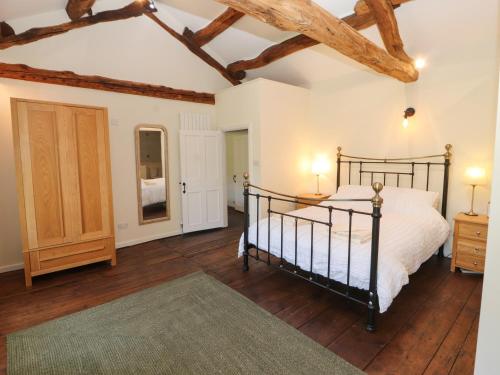塞德伯Roger Pot的一间卧室配有一张床,铺有木地板