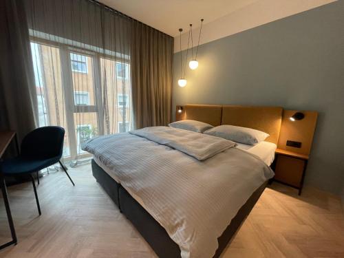 诺伊马克特Stadthotel Neumarkt Mitte的一间卧室配有一张床、一张书桌和一个窗户。