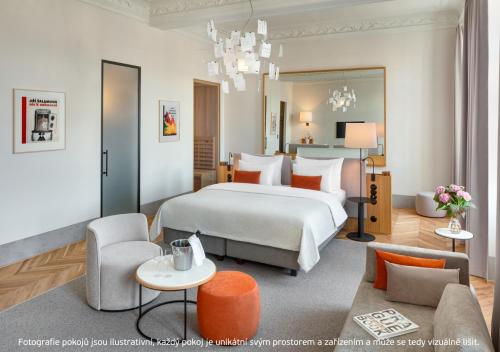 布拉格Hotel BOOKQUET的一间带大床的卧室和一间客厅