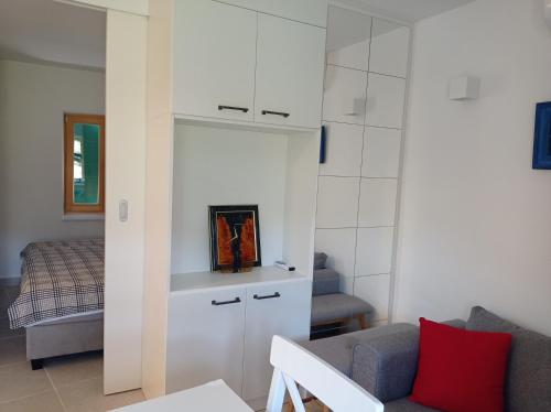 耶尔萨Heritage 4-star Studio Apartment Pitve Hvar的客厅配有沙发和1张床