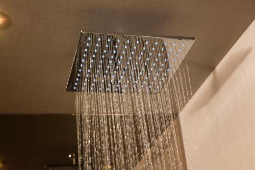 霍利Bloc Hotel London Gatwick Airport的天花板上悬挂着一束水的淋浴