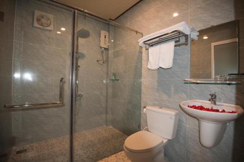 富国阳光旅馆的带淋浴、卫生间和盥洗盆的浴室