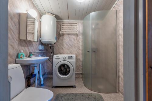 SollerönTraditionell Timmerstuga - Mora, Gesunda的一间带洗衣机和水槽的浴室