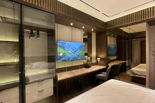 日惹Stunning 2 Bedroom Apartment的一间酒店客房,设有两张床和电视