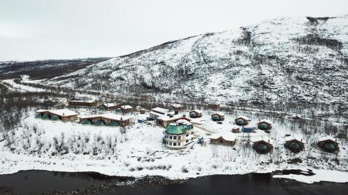 乌茨约基Utsjoki Arctic Resort的雪地中度假村的空中景观