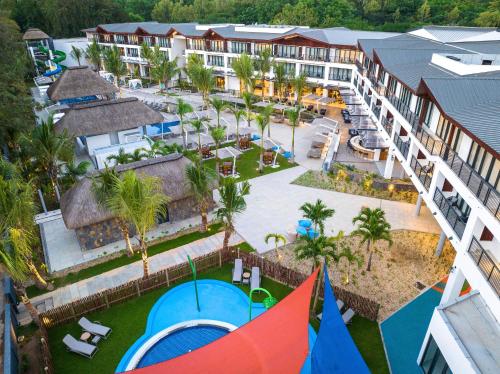 巴拉克拉瓦Ocean's Creek Beach Hotel的享有带游泳池和游乐场的度假村的空中景致