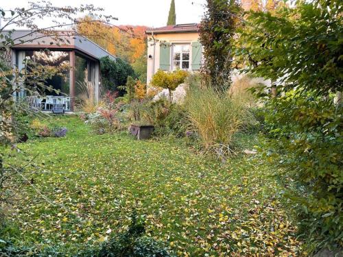 马克思维尔L’atelier d’Alain的满是草和花的院子
