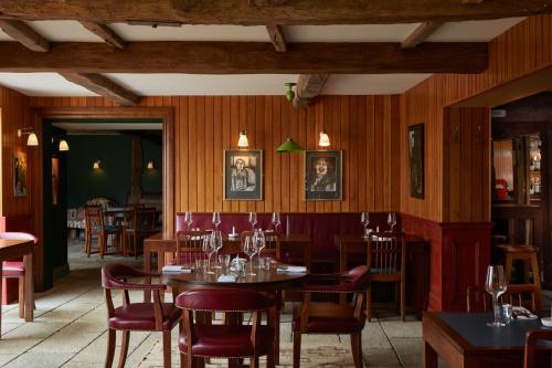 马基特德雷顿The Bear Inn, Hodnet的餐厅拥有木墙和桌椅