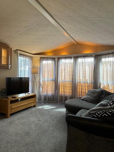 普里茅斯Static Caravan - Plymouth - Costal Location的带沙发和平面电视的客厅