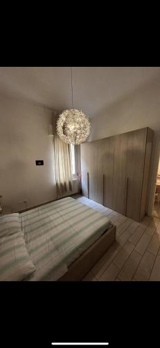 博洛尼亚Baracca 7 apartment的一间卧室配有一张大床和一个吊灯。