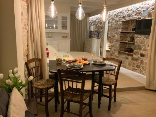 萨摩斯Angel's Suites的厨房以及带桌椅的用餐室。