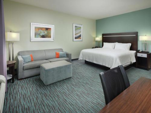 查塔努加查塔努加西/望山汉普顿酒店的酒店客房,配有床和沙发