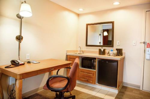 雪松城锡达城汉普顿酒店的客房设有书桌、水槽和微波炉。