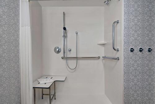 查尔斯顿帕里奥波特汉普顿酒店的带淋浴和盥洗盆的白色浴室