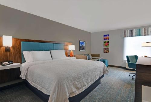 查尔斯顿帕里奥波特汉普顿酒店的酒店客房设有一张大床和一张书桌。