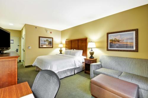 查尔斯顿汉普顿酒店及套房查尔斯顿／宜人山－棕榈岛的酒店客房,配有床和沙发