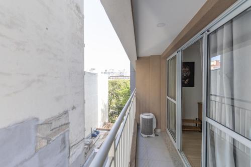 圣保罗MOL - Liberdade - Anora Spaces Residenciais的房屋的走廊,设有大窗户