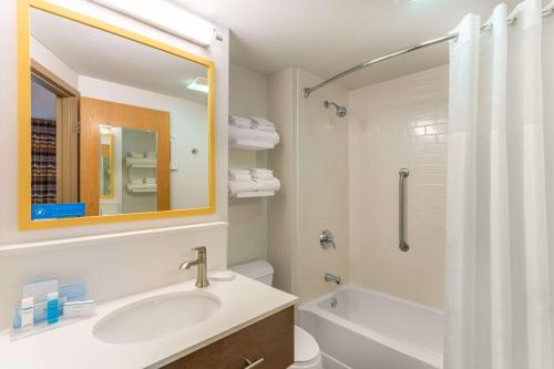 锡达拉皮兹锡达拉皮兹汉普顿酒店的一间带水槽、卫生间和镜子的浴室