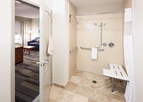 锡达拉皮兹锡达拉皮兹汉普顿酒店的带淋浴和盥洗盆的浴室