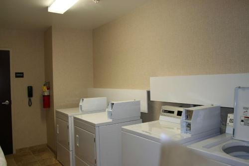 门托克利夫兰门托希尔顿恒庭旅馆&套房酒店的洗衣房配有白色家电和水槽