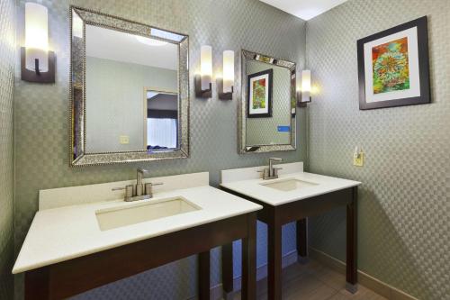 克林顿克林顿汉普顿酒店的浴室设有2个水槽和2面镜子