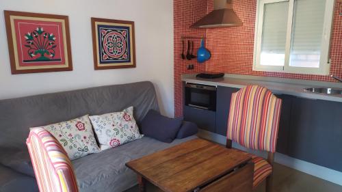托雷斯Casa Castillo的客厅配有沙发和桌子