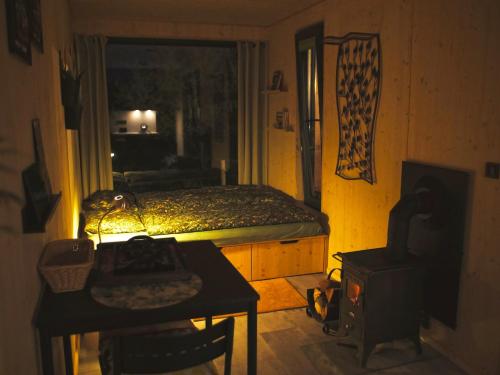 Casita Colombia - Glamping v Brdech - Příbram的小房间设有床、桌子和电视