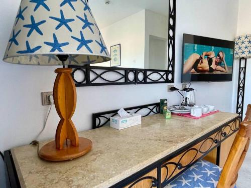 沙姆沙伊赫Azure Retreat - Private Luxury Sea View Apartment的一张桌子上的灯,上面有镜子