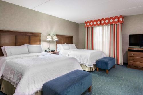 哥伦布哥伦布波拉斯汉普顿旅馆和套房的酒店客房设有两张床和一台平面电视。
