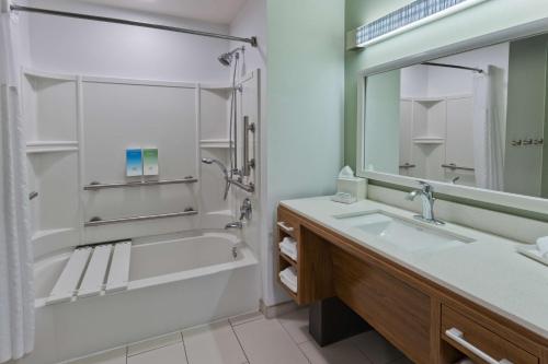 哥伦布豪姆2套房希尔顿哥伦布公寓式酒店的带浴缸、水槽和镜子的浴室