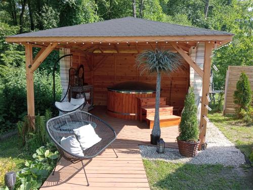 扎莫希奇Chata Magnata的木甲板上设有带热水浴池的凉亭