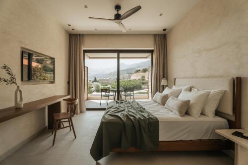 普拉基亚斯AMÉNTE Mindful Stay的酒店客房设有一张床和一个大窗户