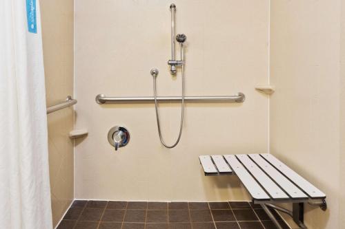 凤凰城凤凰城哥伦布区希尔顿恒庭旅馆&套房酒店的一间带长凳和淋浴的浴室