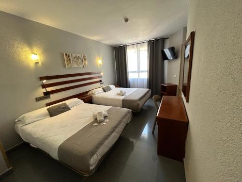 瓦尔德莫罗瓦尔德莫罗酒店的酒店客房配有两张床和一张书桌