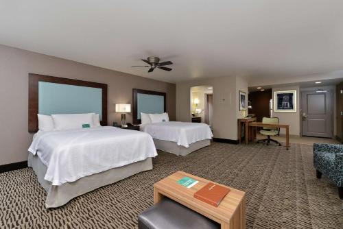 梅森辛辛那提/梅森希尔顿惠庭套房酒店的酒店客房设有两张床和一张桌子。