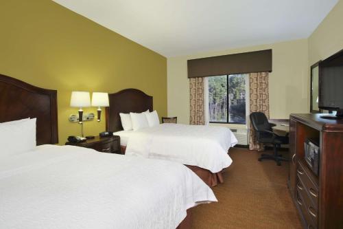 孔洛北康罗I45希尔顿恒庭旅馆&套房酒店的酒店客房设有两张床和一台平面电视。